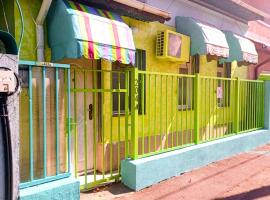 Artsy entire House, fully equipped, 2 rooms, 2 beds, parking, all to yourself!, hotell Bukarestis