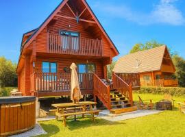 Luxury Waterfront Retreat I Private Sauna & Hot Tub, hotel en Belturbet