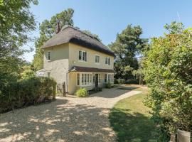 Wonderful thatched cottage in the New Forest National Park、Minsteadのホテル