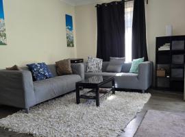 R n M Guest House، فندق في West Swan