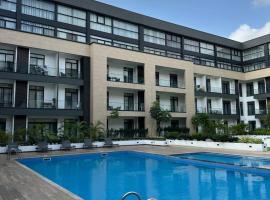 Peravi Suites At Embassy Gardens, hotel em Trofwi