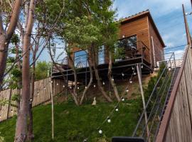Secluded Cabins with Mountain & Sunset Views, hotel en Almaty