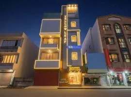 FabHotel Yellow Leaf