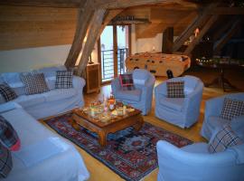 Cottage Mackinley, séjour spacieux et chaleureux, salon de jeux, grande salle à manger, contes,15 pers, Centre Historique, gare TER, Hotel in Aubigny-sur-Nère