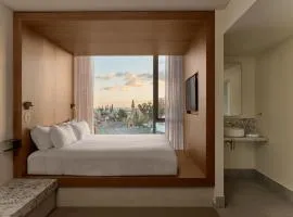 Garde and Warders Hotel