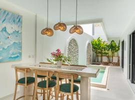 Luxury Villa With Private Pool Surrounded by Nature, hotel in Mantaak