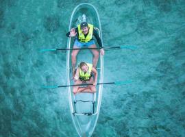 BIO BAY TOUR GET 10 DIS-COUNT WITH HOUSE TENT RENTAL-10FT Queen Bed -GET 55 CLEAR K-AYAK BIO BAY TOUR -Huge Shower -Shadowed Secret FRUITS Forest -5 Minutes Walk Bio-Bay-Restaurants, n Beaches -STAY WITH BIOLOGIST'S RV HOME!, hotel v destinaci Vieques