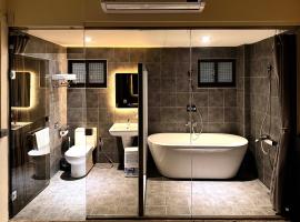 Zhen House 珍棧民宿 I 伊達邵 I 浴缸, hotel in Yuchi