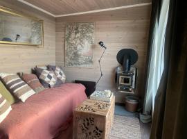 Tiny house on wheels with great views Sjusjøen, hotel em Mesnali