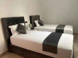 Magnifique maison famiiale moderne spacieuse de 150 m Avec de 3 chambres ,confortables et d un grand salon et terrasse, Idealement situee a 9 min du centre-ville elle se trouve à proximite de la route principale menant a l aeroport Berkane et Saidia, Hotel in Oujda