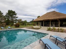 Five Elements Resort - Elephant Trailer Tiny House, hotel in Harkerville