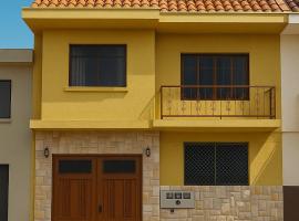 Casa centro histórico de Cuenca para grupos grandes de 4 a 56 personas,位于昆卡的酒店