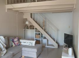 Habitación Privada en una amplia casa a metros de una laguna natural y del Museo Paleontológico de la ciudad, ξενοδοχείο σε Trelew