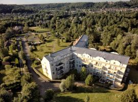 รูปภาพของโรงแรม: Residence Hotel Les Ducs De Chevreuse avec Parking, Hébergement, Repas & PDJ