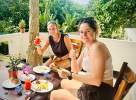 Coastal Cloud Surf - Walk To Ahangama Beach, hotel v destinaci Ahangama