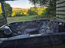 Hawick - House - Sleeps 9 - Hot Tub, hotel en Denholm