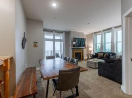 Snowshoe Village Ski-in - Ski-out Condo w Hot Tub, hotel in Snowshoe