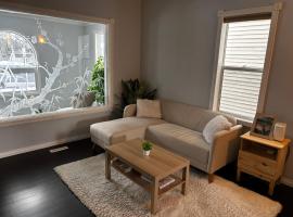 Character Home near Downtown and 17th Avenue, hotel in Calgary