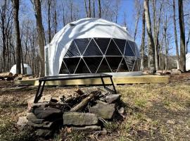 Spacious Family Dome for an Incredible Glamping Experience near Greentown, Pennsylvania, hotel v destinaci Skytop