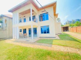 Beautiful spacious entire 4 bedrooms comfy house in Kimihurura, hotel v destinaci Kigali