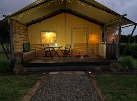 Hidden Valley Glamping، فندق في Buckland