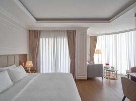 Lyns Hotel, отель в городе Nhơn Trạch