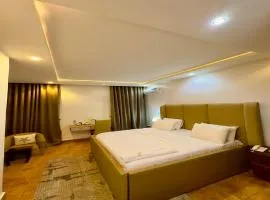 Beauties And Hunks hotel - B&H