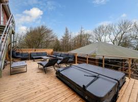 Large Pool House With 15 Bedrooms And Lots Of Activity Options, hotel in Erslev