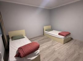 Rova Home & Hostel, hotel in Bakoe