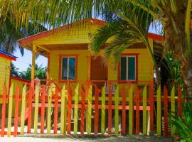 Julia's Beachfront Guesthouse and Cabanas، فندق في بلاسينسيا فيليدج