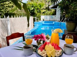 Kika Zaru Free MA Park Tour & Breakfast, hotel di Manuel Antonio