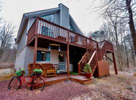 Poconos Getaway with Hot Tub-Close to Attractions, Perfect for Family &Friends!, khách sạn ở Blakeslee