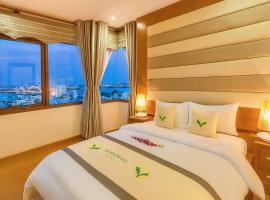 MOONLIGHT Hotel & Suites - The Best City View, Dragon Bridge view, hotel v destinaci Danang
