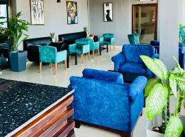 Tris Estates Hotel & Suites, hotel din Dwarzohn