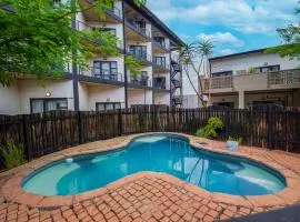 Craftmanship Apartment with WiFi Pool & Parking