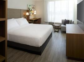 Holiday Inn & Suites Montreal Airport by IHG, хотел в Дорвал