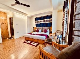 Royal Majestic Mount View Cottage, hótel í Manāli