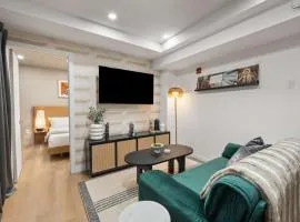 The McCaul by Casa Hotels - Stylish Basement Suite