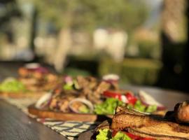 Мотел КОМПЛЕКС GRILL and CHILL – hotel w mieście Levunovo