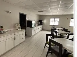 Red Roof Inn and Suites