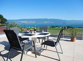 Chalet with Stunning Lake and Mountain Views avec une vue à couper le souffle, une spacieuse terrasse et jardin, hotel v destinaci Châtillon
