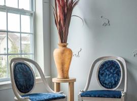 Azure Elephant Haven - 2 King Suites in Bayberry South, hotel in Middletown