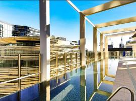 Sydney City High Level Amazing 2 Bedroom 2 bathroom Condo with Pool โรงแรมในซิดนีย์