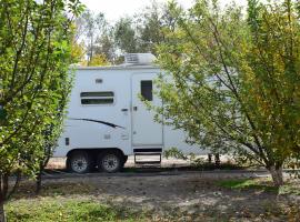 Caravansarai campsite Кемпинг Караван-сарай, hotel v destinaci Kalīnīno