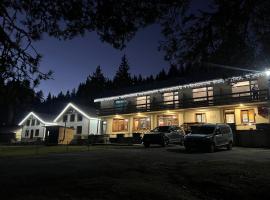 Райски кът “Еленова поляна”, hotel en Dobărsko