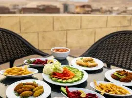 Hassan Pyramids Hotel&Rooftop
