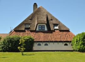 Lovely Holiday Home in Texel near Sea, hotel en Oost