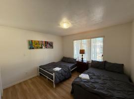 Cozy Private Room near Langara College Skytrain Station、バンクーバーのホテル