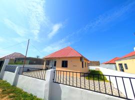 Bright 3-Bedroom Bungalow in Tujereng Sleeps 6, hotel v mestu Tujering