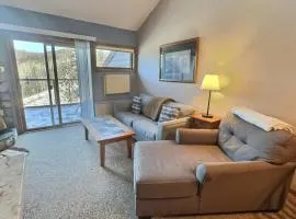 North Shore ski-in/ski-out loft with hot tub